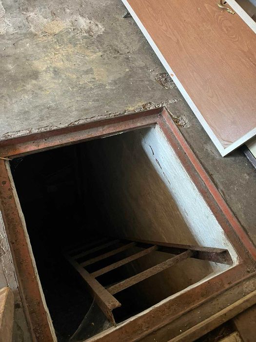 Продається  капітальний  гараж район  11 школи