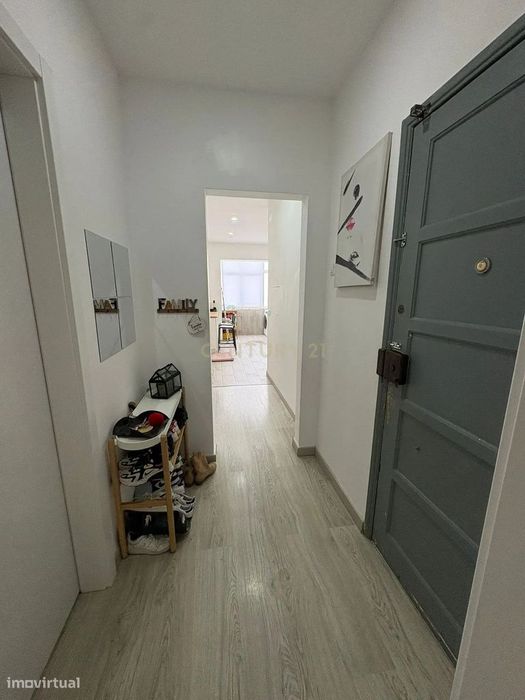 Apartamento T2 Renovado na Venda Nova – Zona Calma e Bem Localizada