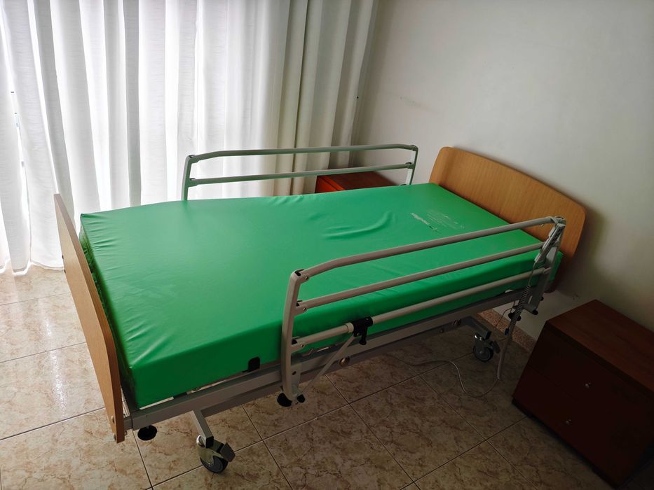 Cama Hospitalar Articulada Elétrica com Comando + Colchão – Como Nova