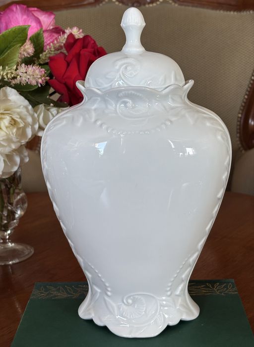 Porcelanowa biała amfora urna