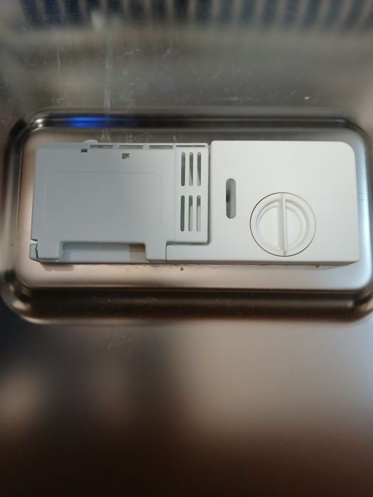 Máquina de lavar loiça Ariston, com muito pouco uso