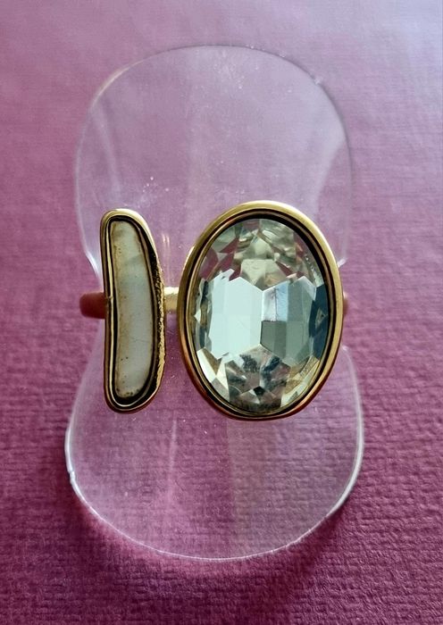 Anel dourado, em aço, com pedra de vidro e madrepérola. T20