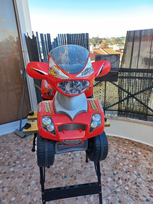 Moto eléctrica para criança