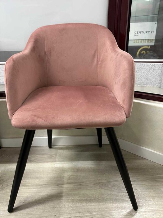 2 cadeiras rosa de veludo