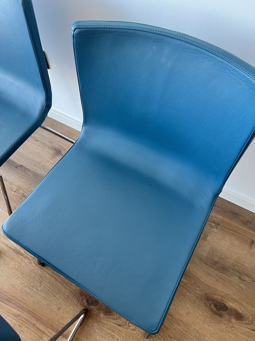 Conjunto cadeiras em pele