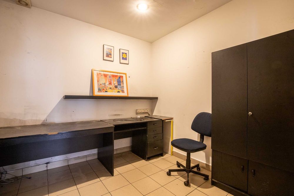 Do wynajęcia przestronny, narożny, witrynowy lokal handlowo-usługowy.