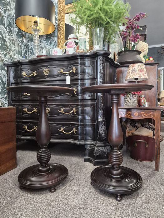 Par de Mesinhas de Apoio em Madeira Maciça.