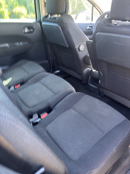 Peugeot 5008.