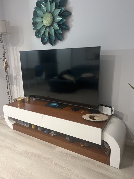 Movél de televisão branco e castanho