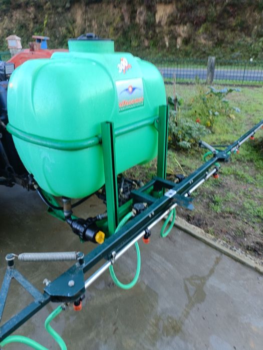 Pulverizador Rocha 300 litros semi novo com barras