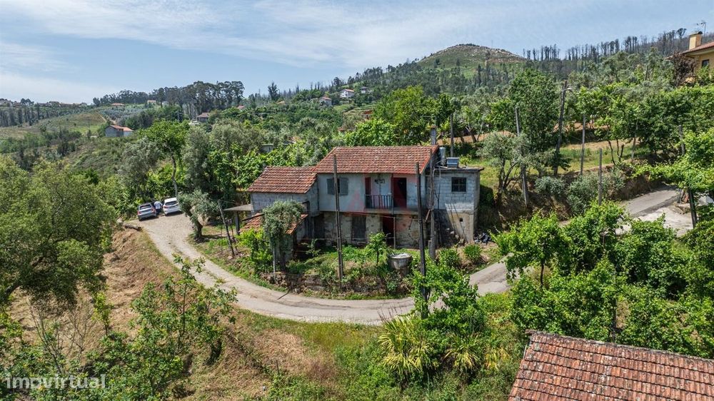 Moradia T2 para Restauro com Terrenos Adjacentes com Cerca de 5.000 m²