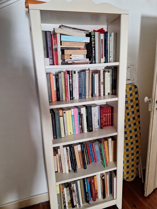 Estante de livros branca