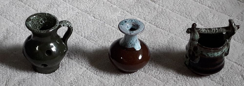 Peças de loiça miniatura em barro vidrado