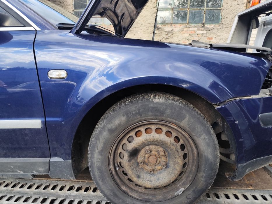 VW Passat B5 lift FL błotnik prawy przedni LB5N