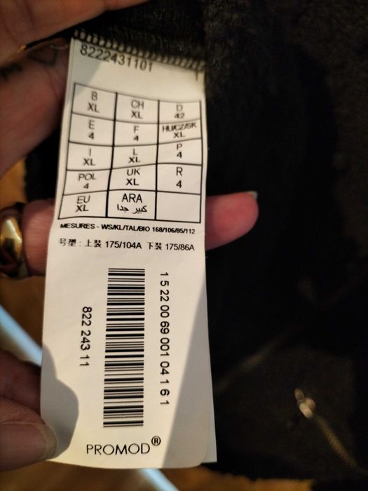 Casaco com fecho preto