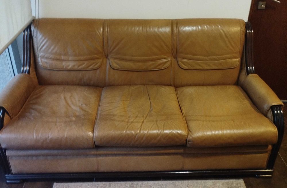Sofá 3 lugares em pele.