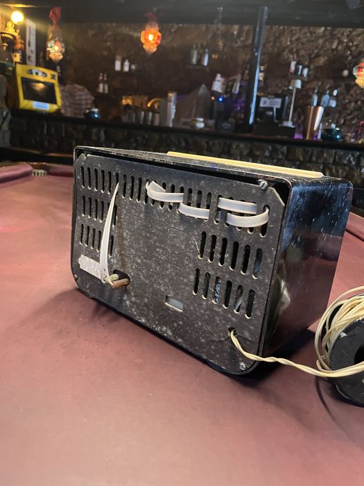 Radio antigo de caixa e a trabalhar