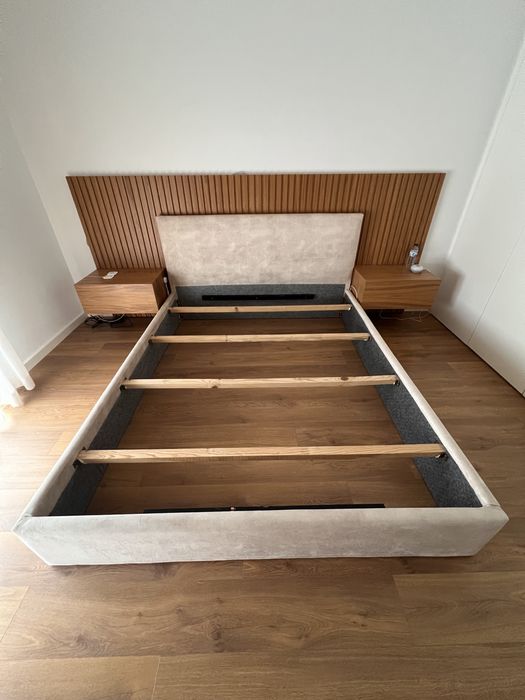 Cama de casal feita por medida + estrado + cabeceira ripada + mesas embutidas