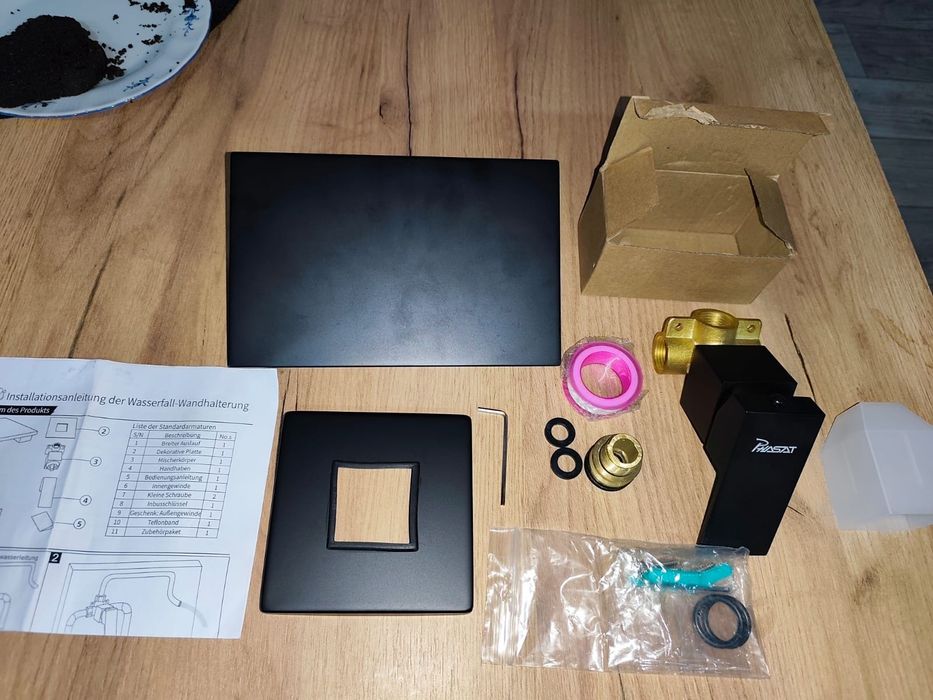 Naścienny kran wodospadowy, bateria ścienna podtynkowa czarna