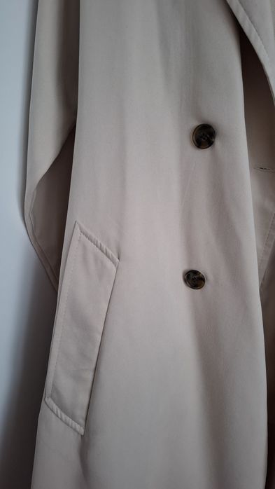 Beżowy płaszcz trencz