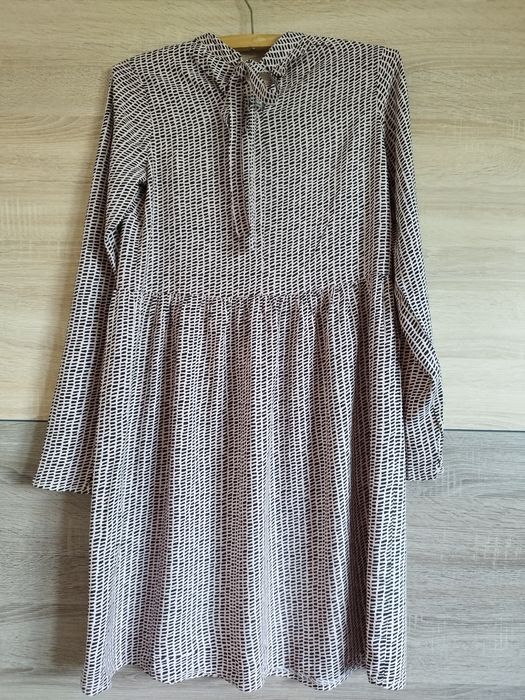Luźna pudrowa sukienka Mohito