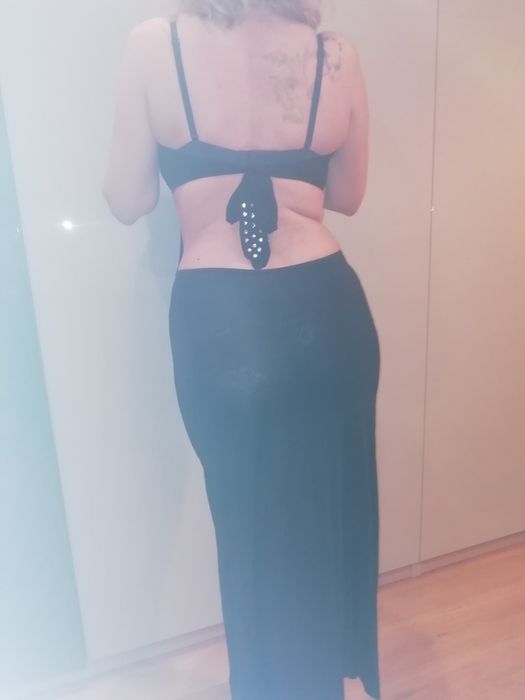 Suknia sylwestrowa, gołe plecy.