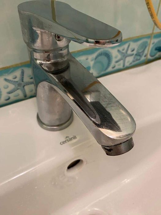 Рукомийник ,кран ,шланги на холодну гарячу воду