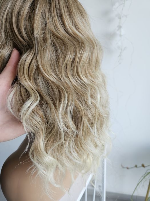 Peruka Sara ciemny blond mix blond 3D z grzywką naturalna gęstość