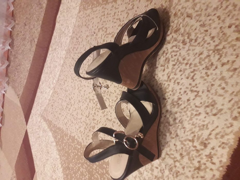 продам сандалі для дівчини розмір 36