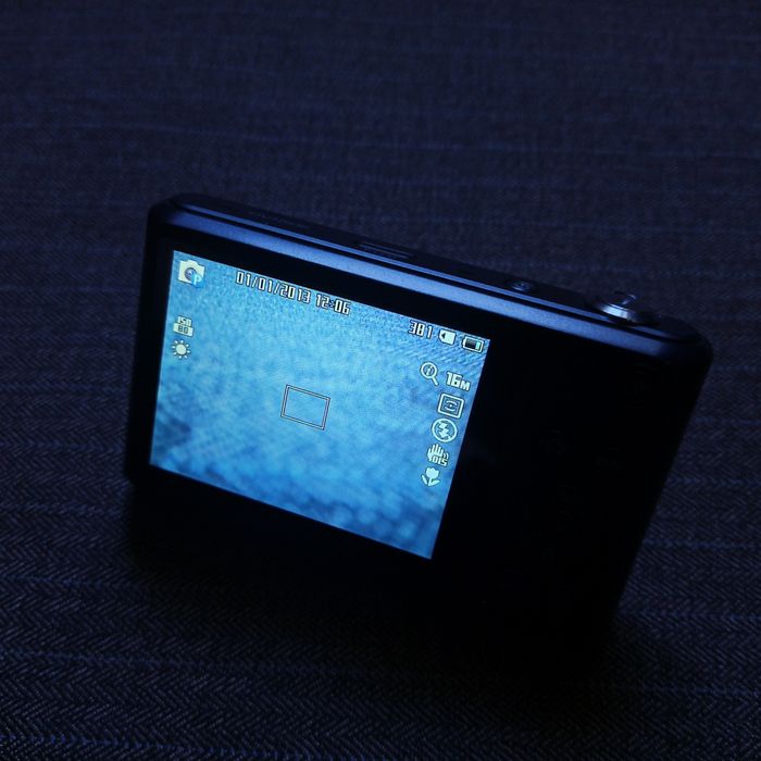 двохекранний Samsung DV150 f цифровий фотоапарат