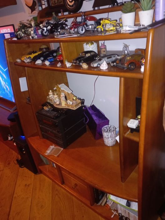 Vendo móvel de TV em cerejeira como novo