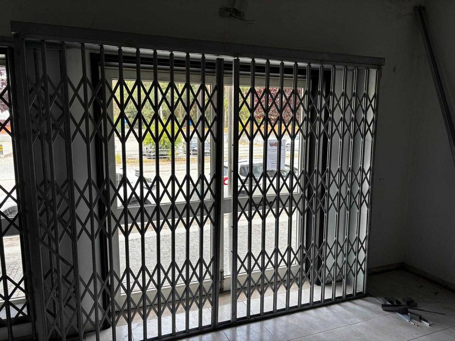 Grades de proteção para montra e Porta - como novas