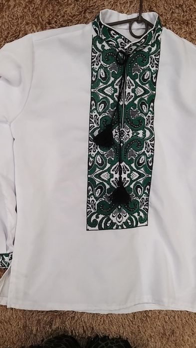 Чоловіча вишиванка з зеленим орнаментом, одягалась 1 раз