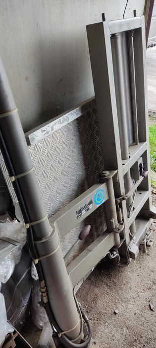 Автомобильный гидравлический   подёмник грузов