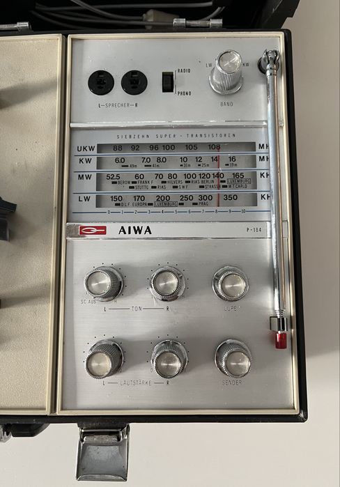 Vendo Gira Discos com Radio portátil Aiwa