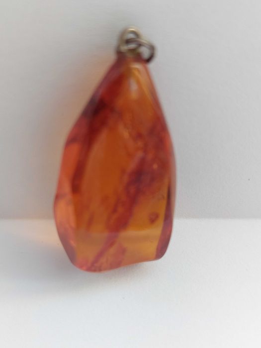 Naturalny bursztyn bałtycki – wisiorek 3 g, koniakowy