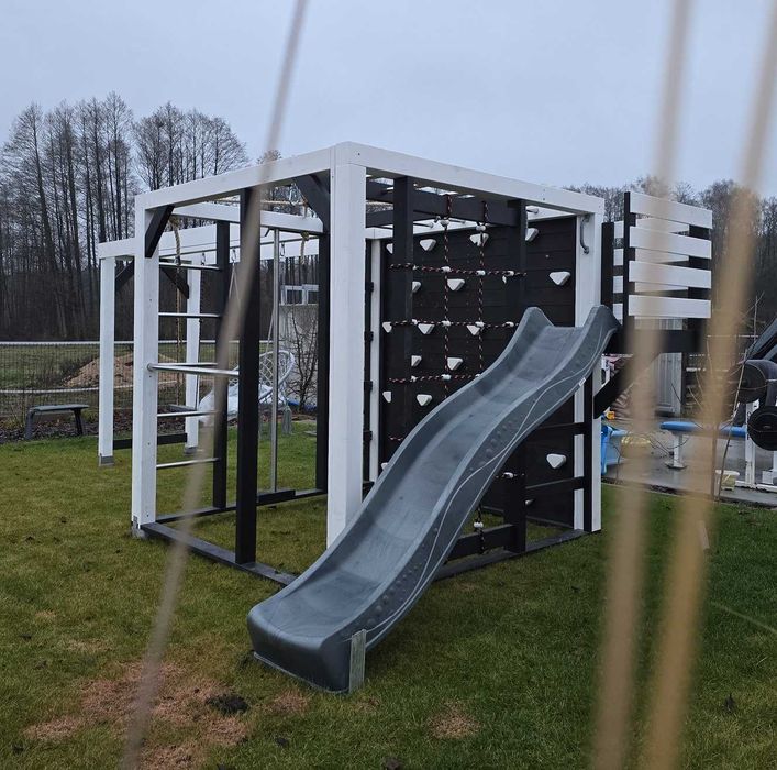 Plac zabaw - małpi gaj 2x2x2 z huśtawkami i ślizgiem, siłownia