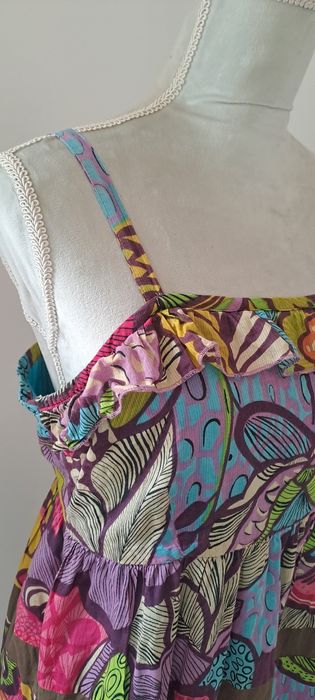 Vestido de alças curto com padrão colorido