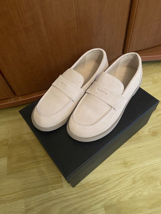 Лофери молочного кольору