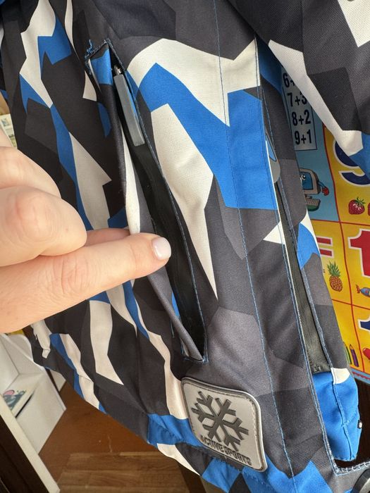 Класна демісезонна куртка на хлопчика 8-9 років