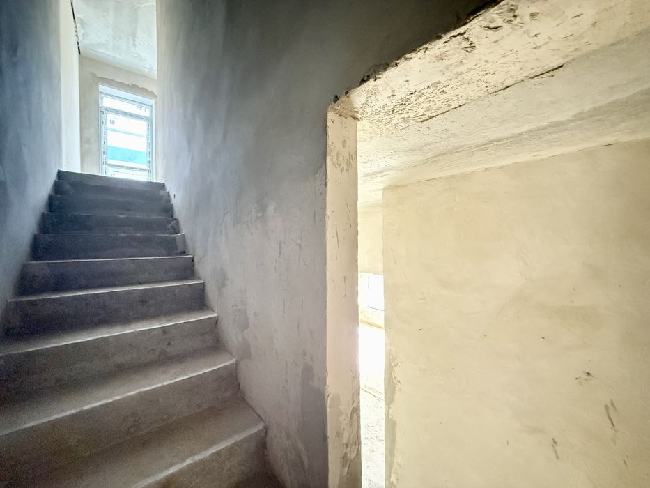 Зданий таунхаус з гаражем та міськими комунікаціями поруч озера!