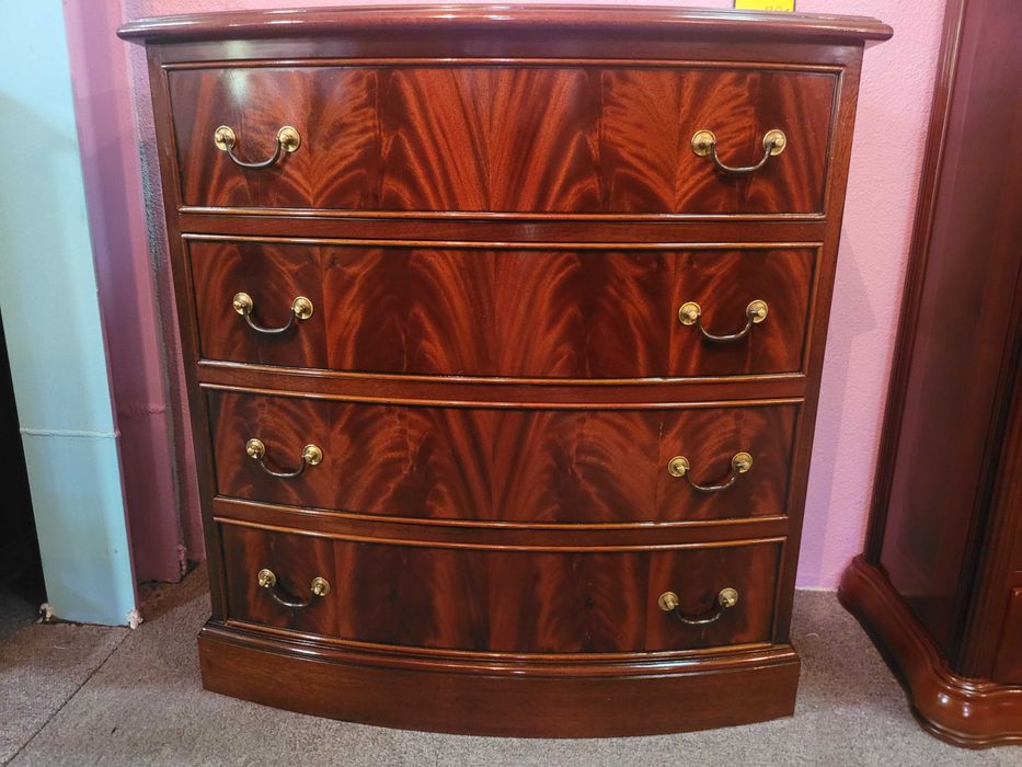 Pequena cómoda em óptimo estado geral