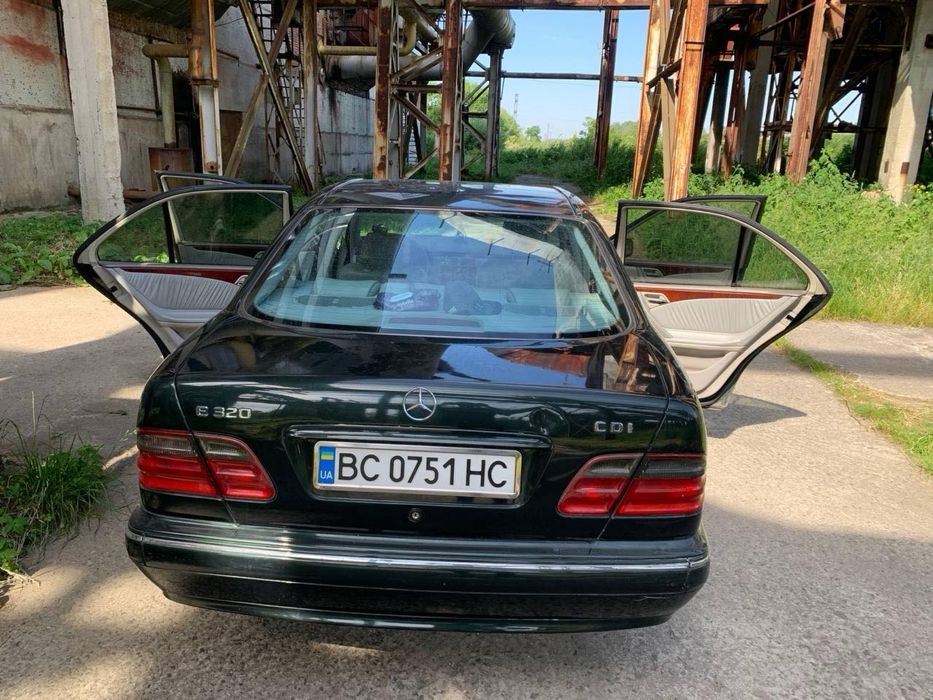 Мерседес E320 2001 рік