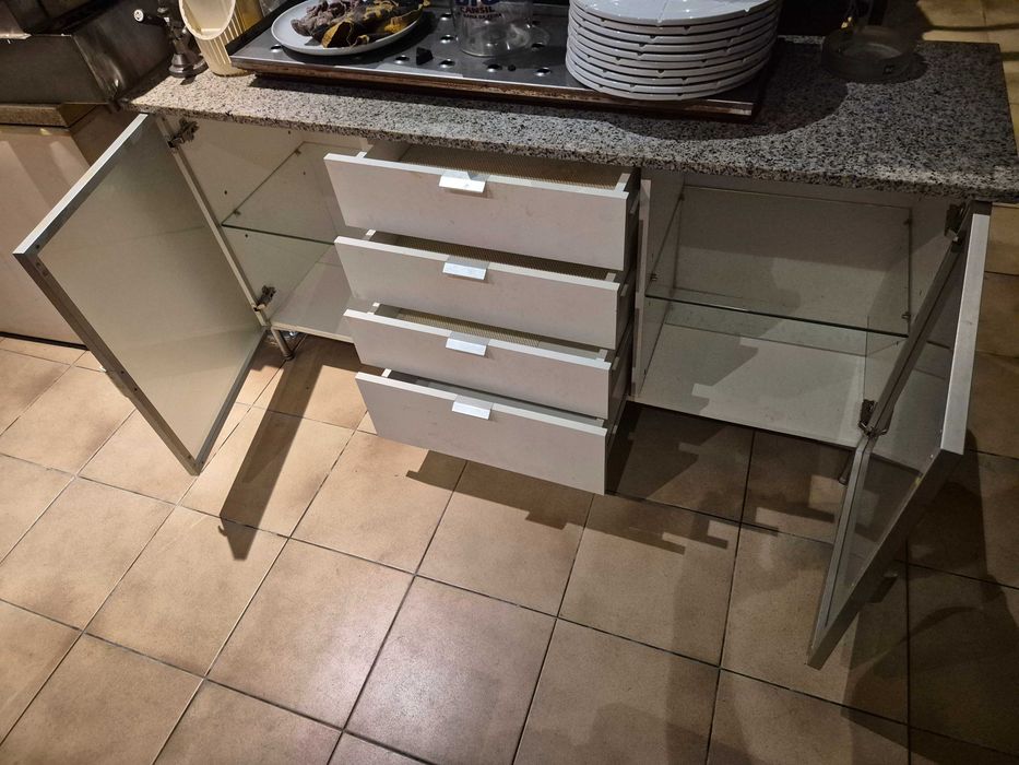 Armário madeira lacado branco - Armário de apoio a restaurante - Bancada ferro tampo madeira cor cinza