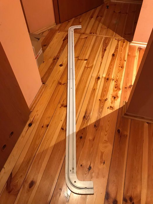 Karnisz sufitowy, szyna do firan z zakończeniem łukowym