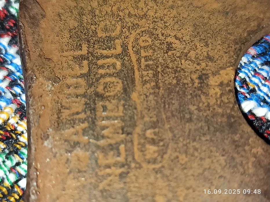 Столярний інструмент із старовинним клеймом.