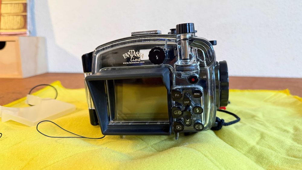 Sony RX100 V com caixa estanque da Fantasea para mergulho