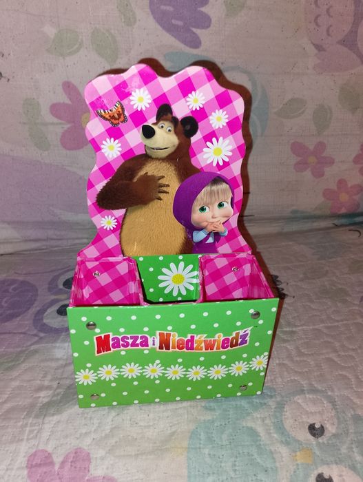 Pojemnik na przybory szkolne.