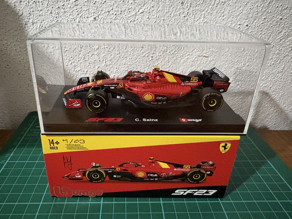 1/43 Miniaturas F1 - versões com piloto e expositor acrilico