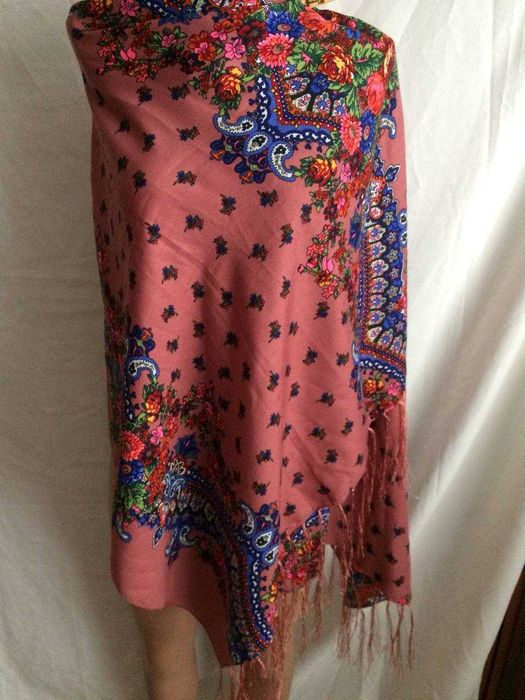 платок с китицами и рисунком